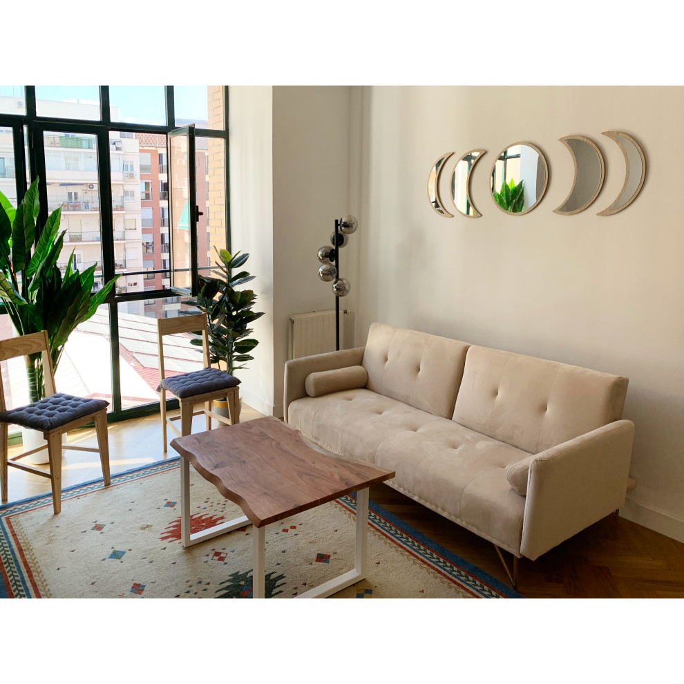 Mittelgroßes, Offenes Industrial Wohnzimmer mit weißer Wandfarbe, braunem Holzboden und braunem Boden in Madrid
