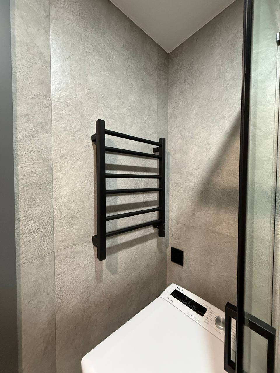 Метро Большевиков, Дом 1960 года постройки.