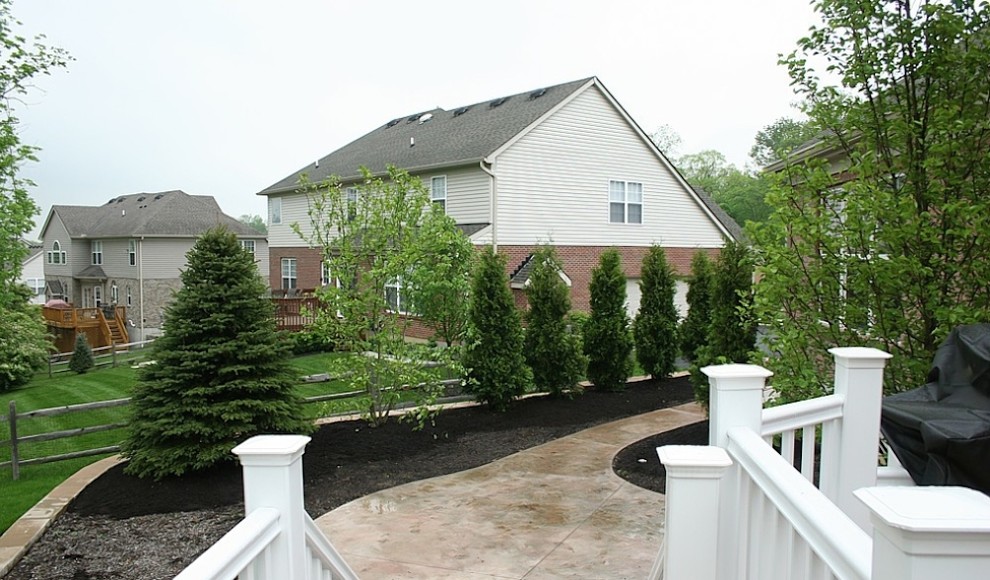 Photo of a mid-sized transitional full sun front yard landscaping in Cincinnati for spring.