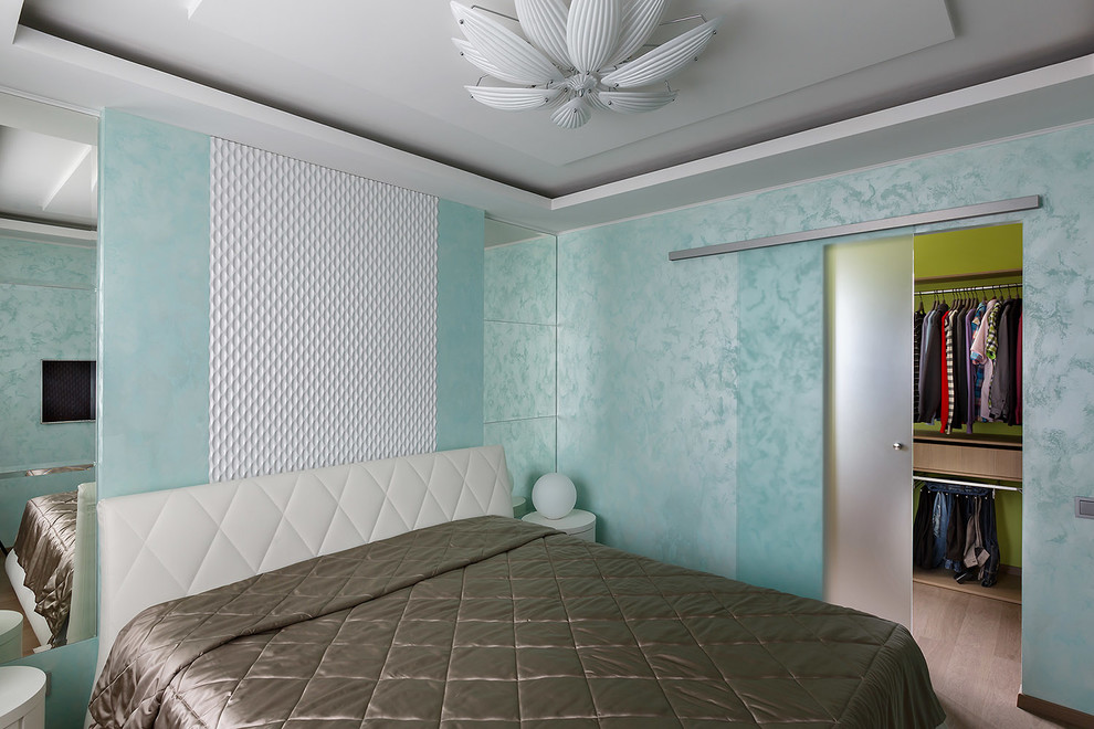 This is an example of a contemporary bedroom in Saint Petersburg.