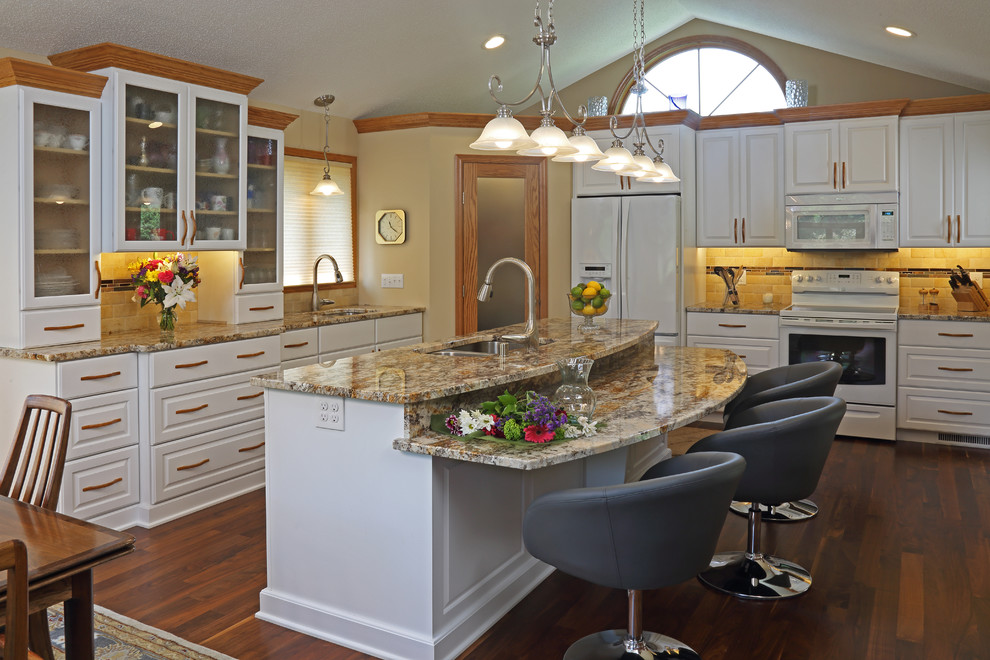 Mid-sized transitional kitchen photo in Minneapolis
