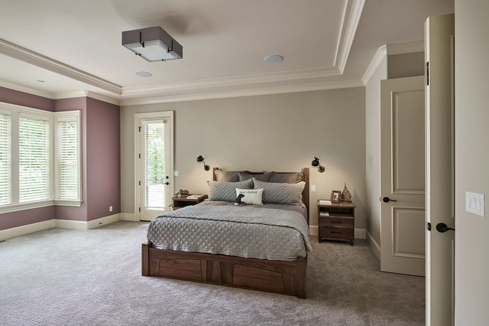 Источник вдохновения для домашнего уюта: огромная хозяйская спальня в стиле кантри с фиолетовыми стенами, ковровым покрытием, двусторонним камином, фасадом камина из плитки, серым полом и многоуровневым потолком