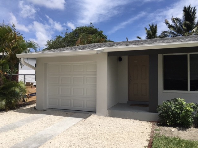 Example of a small transitional attached one-car garage design