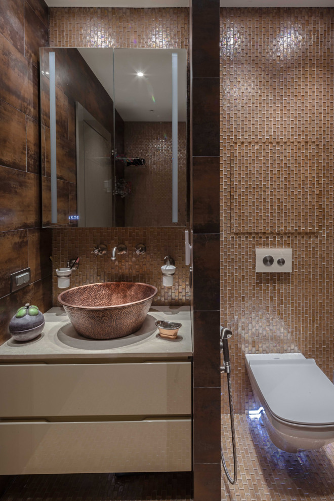 На фото: главная ванная комната среднего размера в стиле модернизм с плоскими фасадами, белыми фасадами, накладной ванной, душем над ванной, инсталляцией, разноцветной плиткой, керамогранитной плиткой, разноцветными стенами, полом из мозаичной плитки, накладной раковиной, мраморной столешницей, разноцветным полом, открытым душем, бежевой столешницей, фартуком, тумбой под одну раковину и подвесной тумбой