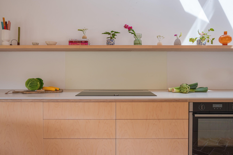Esempio di una grande cucina nordica con ante lisce, ante in legno chiaro, top in superficie solida, pavimento in mattoni e top grigio