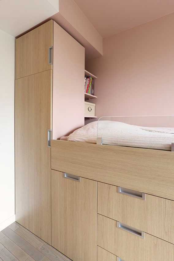 Bild på ett litet minimalistiskt barnrum för 4-10-åringar, med rosa väggar