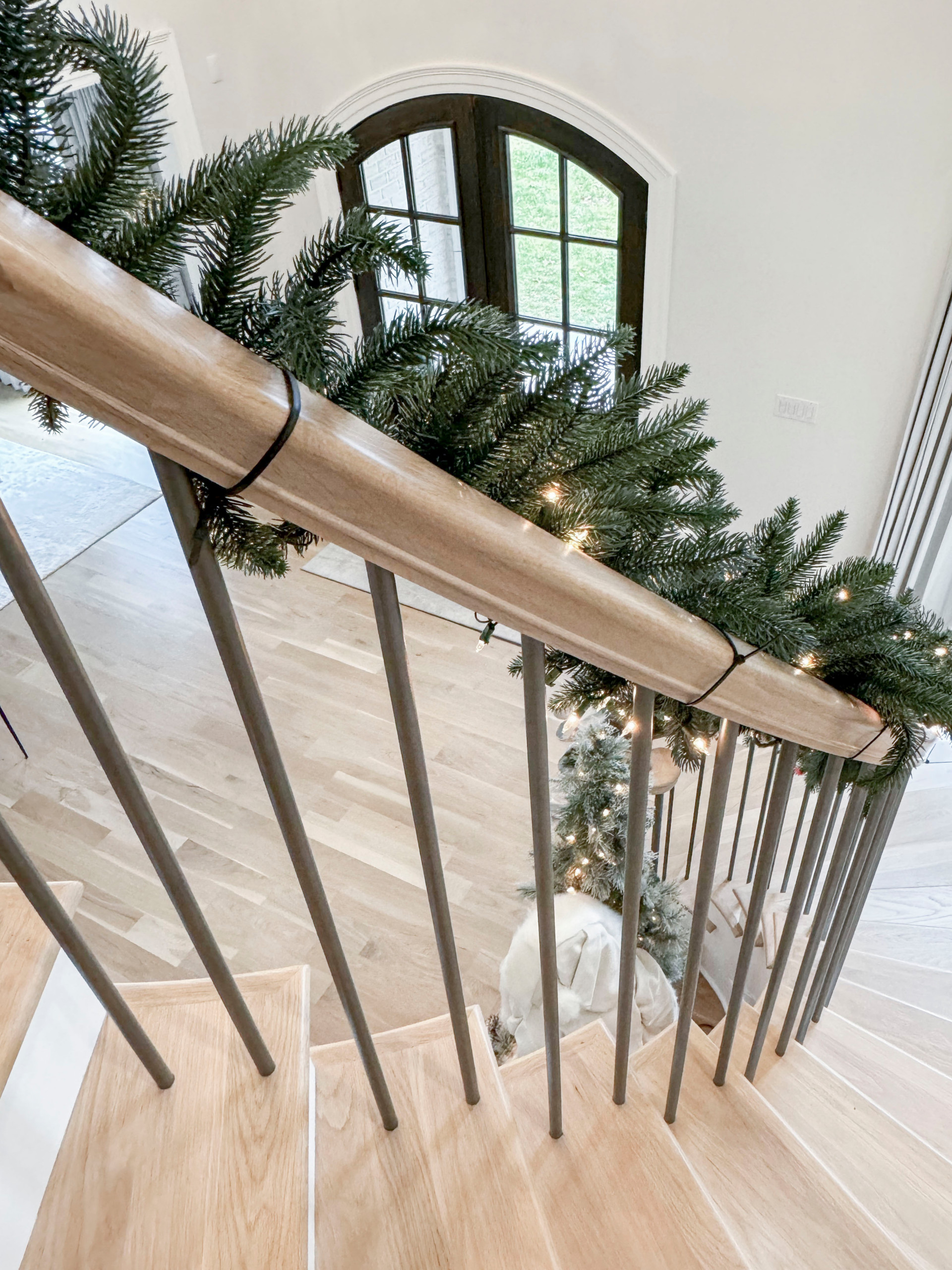 116_Elegant & Eye-catching Curved Staircase, Leesburg VA 20175