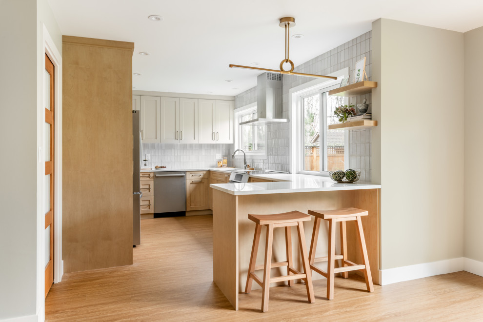 Eat-in kitchen - mid-sized transitional u-shaped eat-in kitchen idea with an island