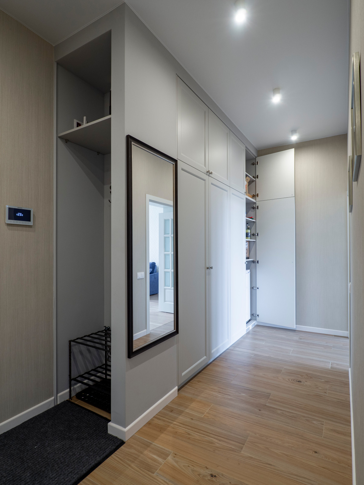 Меблировка прихожей и санузла в светло-мятном цвете