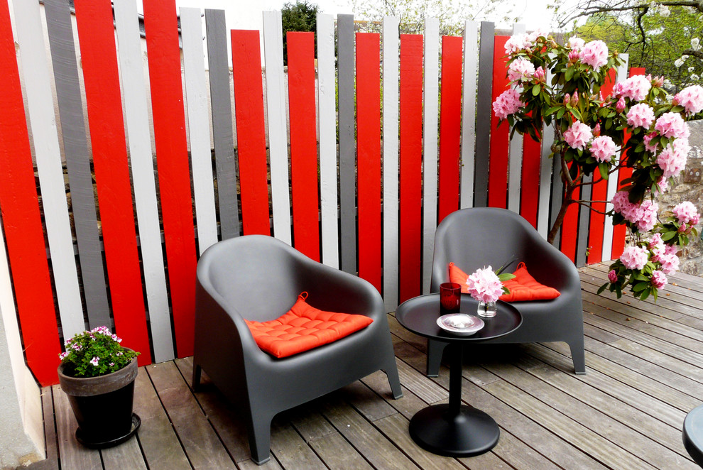 Photo of a contemporary patio in Rennes with decking, no cover and a container garden.