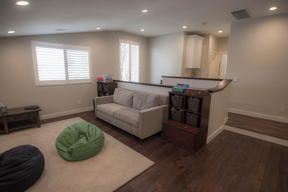 Example of a transitional home design design in Orange County