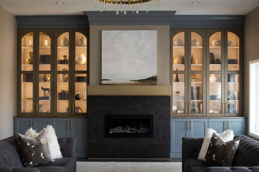 Mittelgroßes, Offenes Klassisches Wohnzimmer mit beiger Wandfarbe, braunem Holzboden, Kamin und beigem Boden in Minneapolis