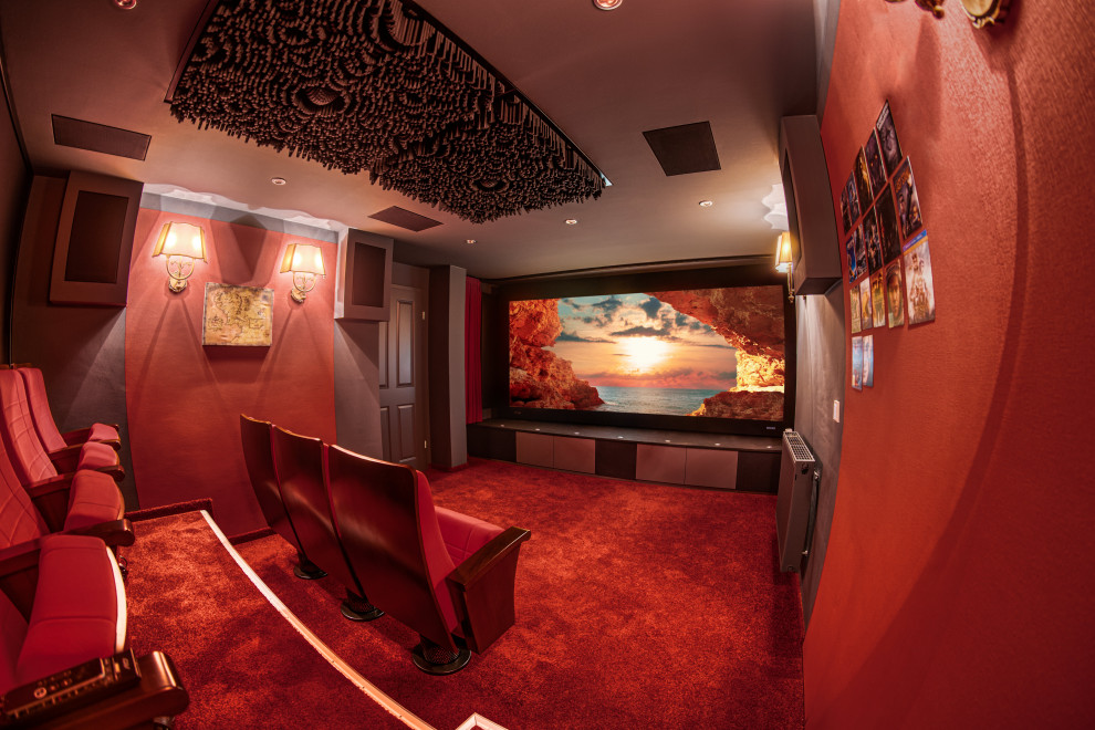 На фото: изолированный домашний кинотеатр среднего размера в стиле шебби-шик с красными стенами, ковровым покрытием, проектором и красным полом