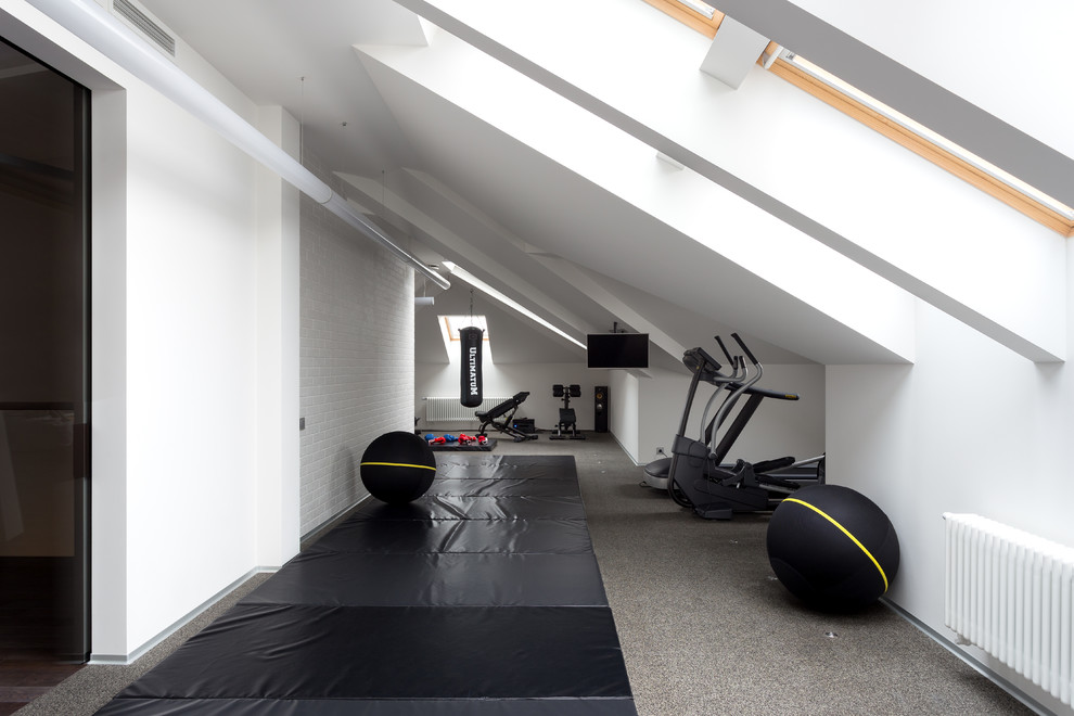 Комната для спорта в мансардном этаже - Загородный дом в посёлке Montevil - инте