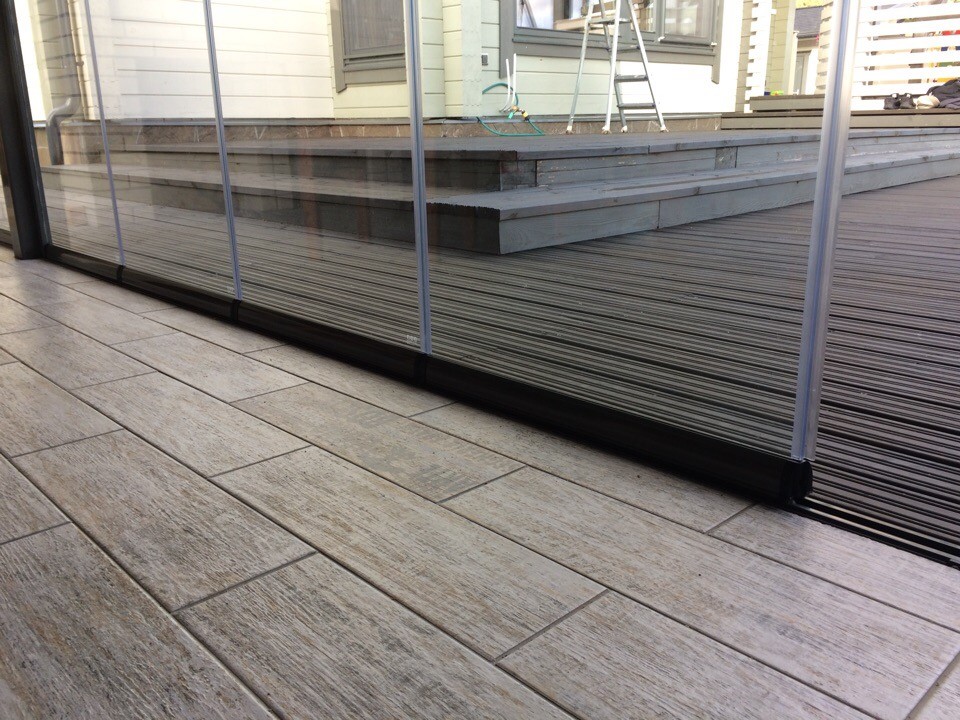 Безрамное остекление террасы (профильная система утоплена в пол)