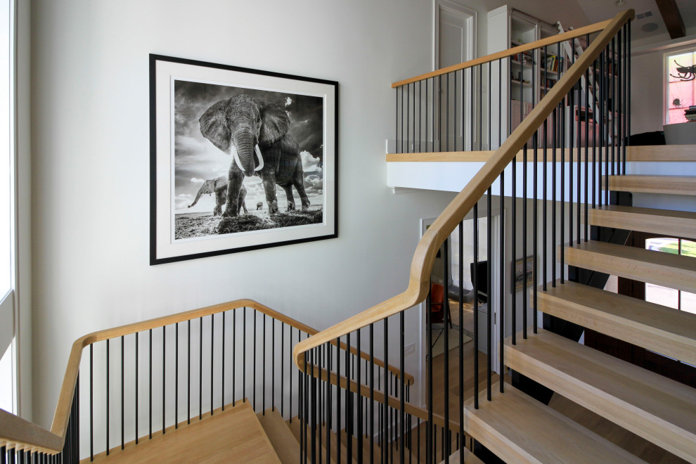 Imagen de escalera suspendida moderna extra grande con escalones de madera, barandilla de varios materiales y machihembrado