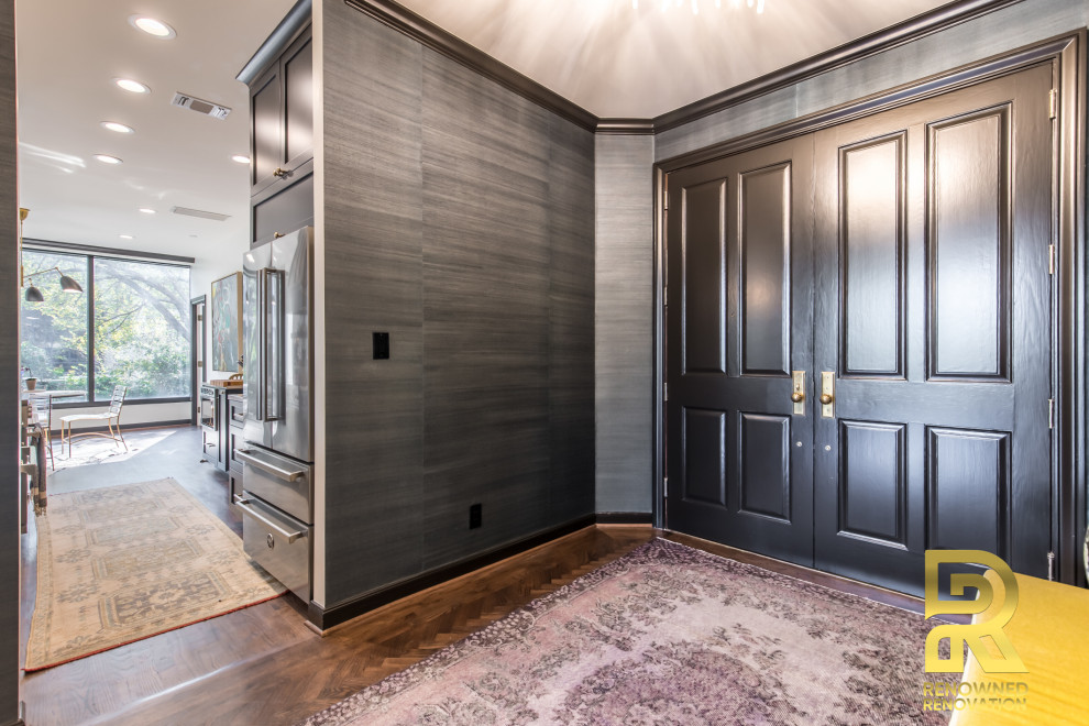 Diseño de entrada minimalista de tamaño medio con paredes grises, suelo de madera en tonos medios, puerta doble, puerta negra y suelo marrón
