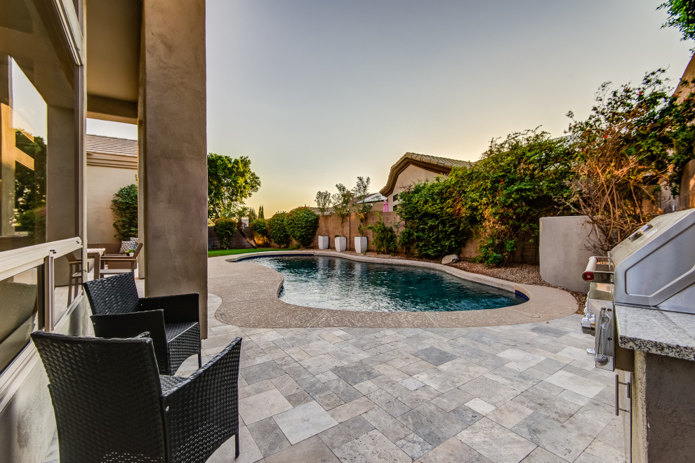 Transitional home design photo in Phoenix