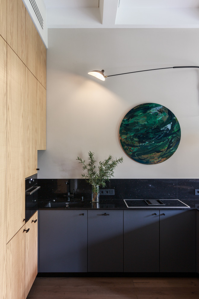 Источник вдохновения для домашнего уюта: кухня в современном стиле с обеденным столом, черным фартуком, островом, черной столешницей и двухцветным гарнитуром