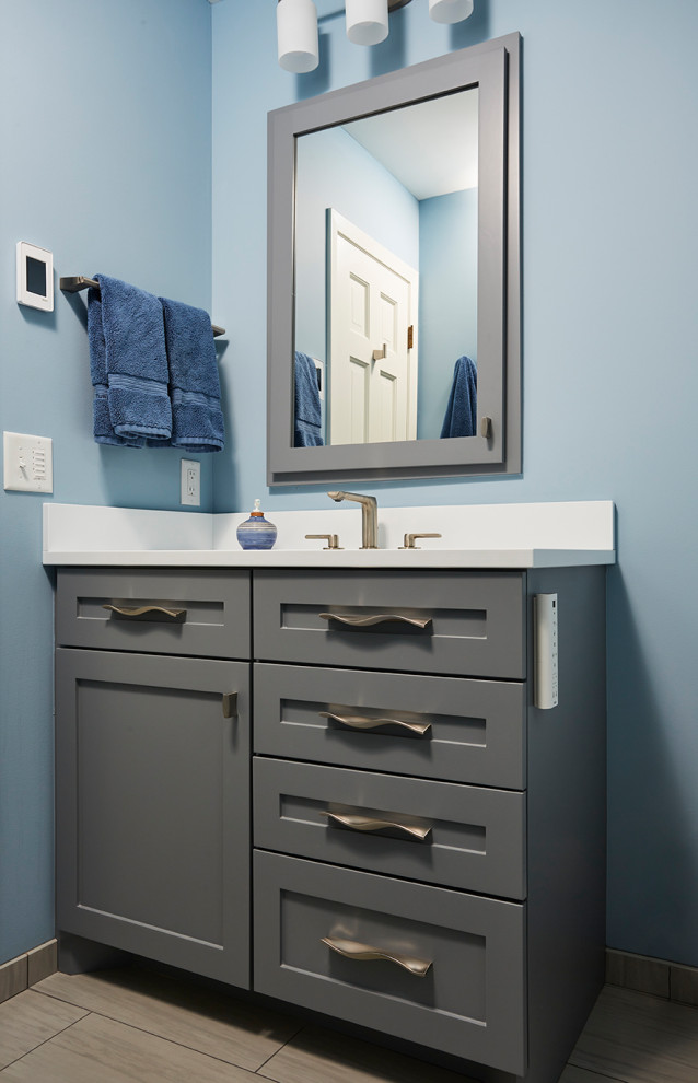 Cette image montre un petit WC et toilettes minimaliste avec un placard à porte shaker, des portes de placard grises, un bidet, un mur bleu, un sol en carrelage de porcelaine, un lavabo encastré, un plan de toilette en quartz modifié, un sol gris, un plan de toilette blanc et meuble-lavabo encastré.