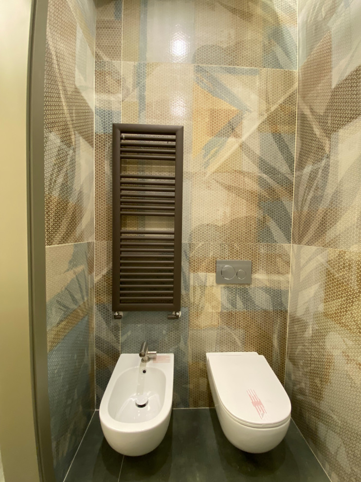 Moderne Gästetoilette mit bunten Wänden und grünem Boden in Rom