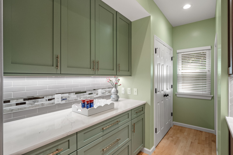 Kitchen - transitional kitchen idea in St Louis
