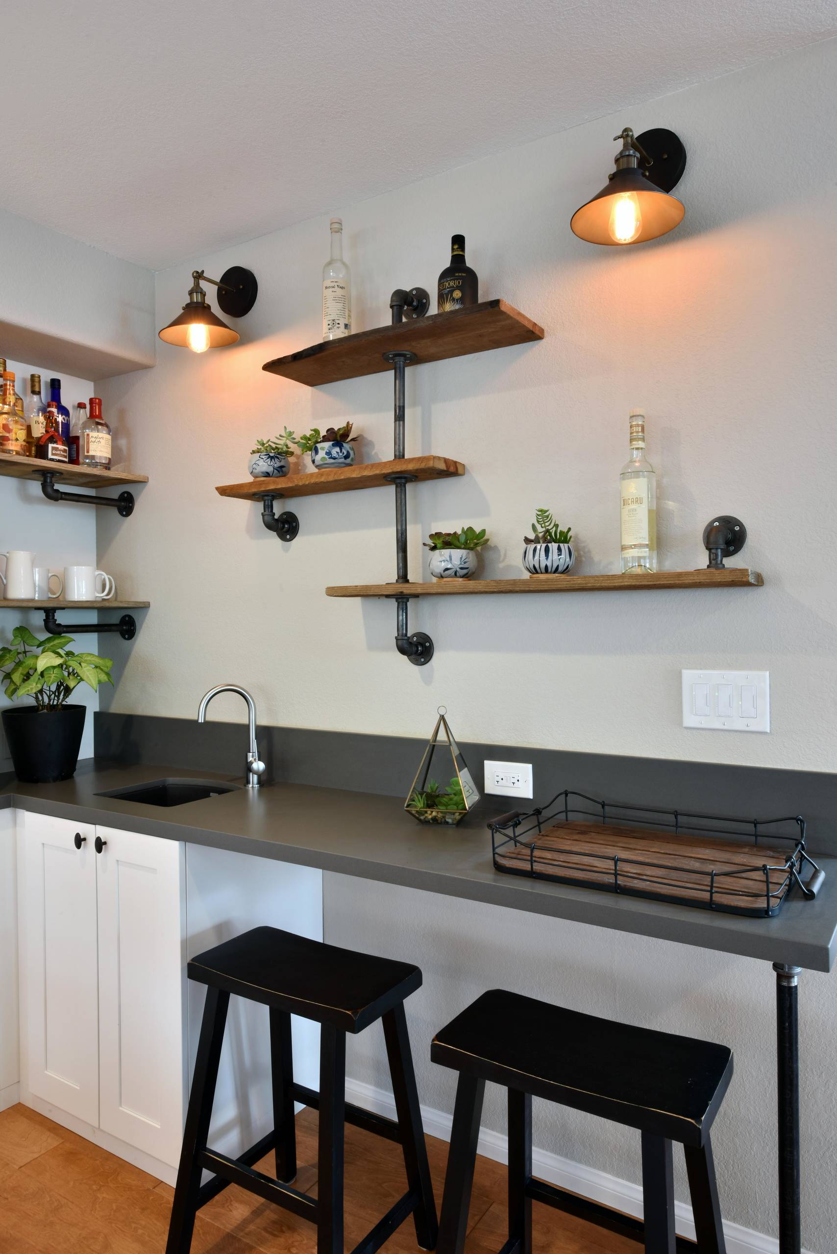 75 Industrial Home Bar Ideas You'll Love - January, 2026 | Houzz, image size:1708x2560