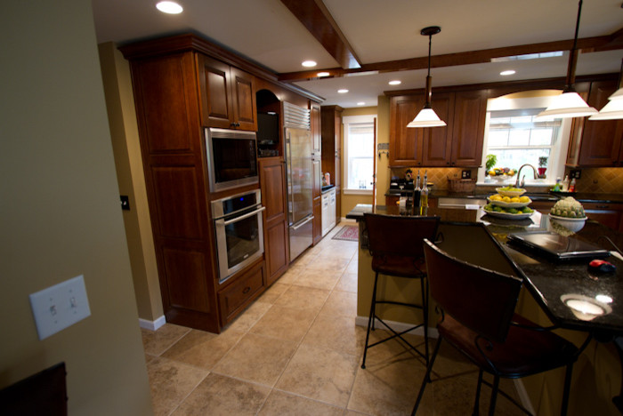 Kitchen - traditional kitchen idea in Seattle