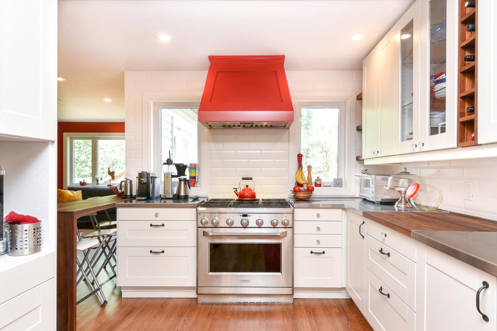 Inspiration for a transitional kitchen remodel in Ottawa