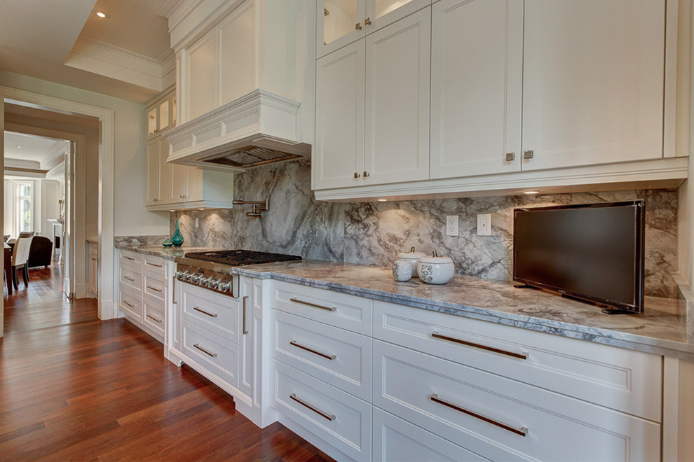 Transitional kitchen photo in Toronto
