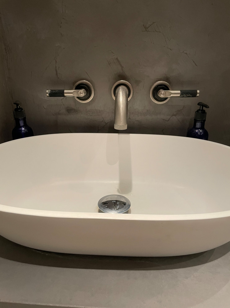 Réalisation d'une petite salle d'eau minimaliste en bois brun avec un placard en trompe-l'oeil, un mur gris, sol en béton ciré, un plan de toilette en béton, un sol gris, un plan de toilette beige, meuble simple vasque et meuble-lavabo encastré.