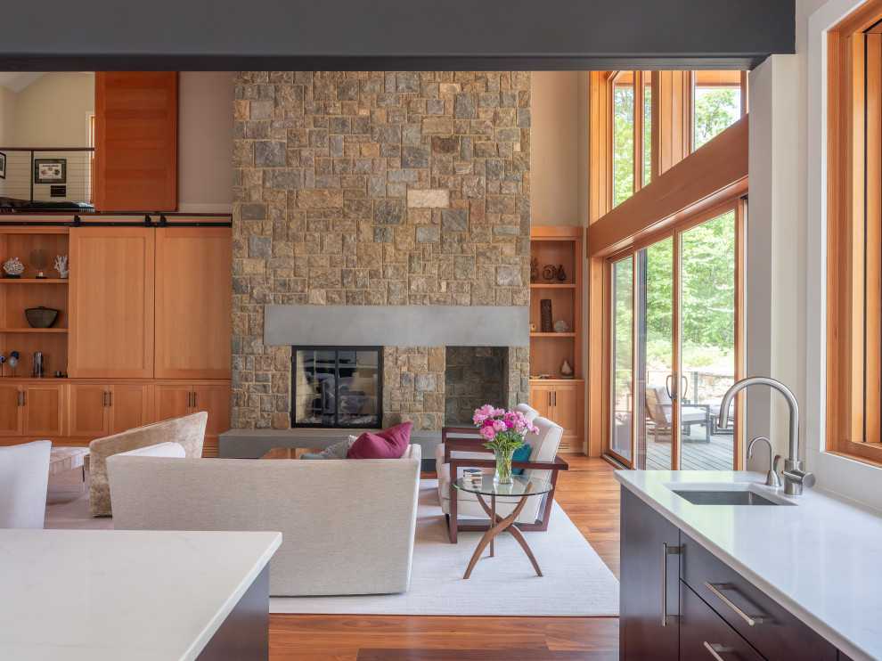 Uriges Wohnzimmer mit braunem Holzboden, Kamin, Kaminumrandung aus Stein und gewölbter Decke in New York
