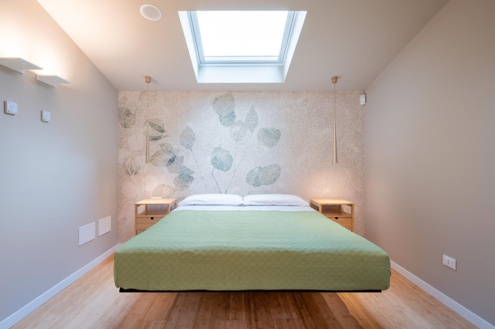 Идея дизайна: хозяйская спальня среднего размера в стиле лофт с разноцветными стенами, полом из бамбука, бежевым полом, многоуровневым потолком и обоями на стенах