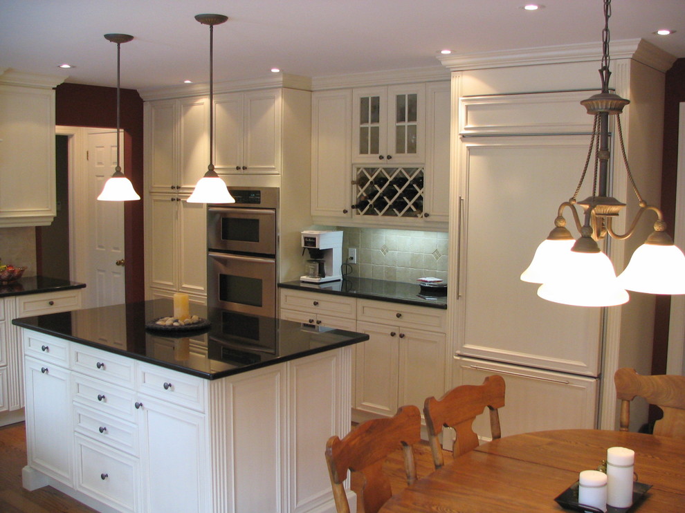 Banner Rd - Traditional - Kitchen - Ottawa - by The Cabinet Connection