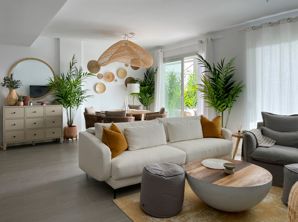 Источник вдохновения для домашнего уюта: открытая гостиная комната среднего размера, в белых тонах с отделкой деревом в средиземноморском стиле с белыми стенами, полом из керамической плитки, серым полом и ковром на полу