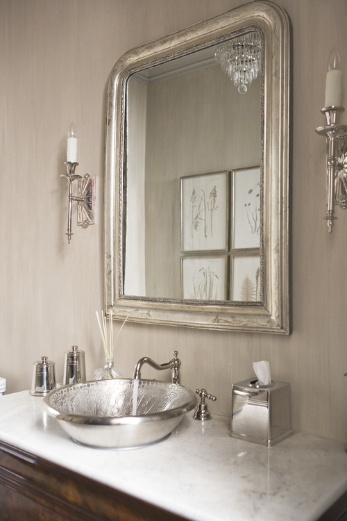 装飾を施した金属製の洗面ボウルはクラシカルな印象。鏡や照明もデコラティブなものをチョイス。