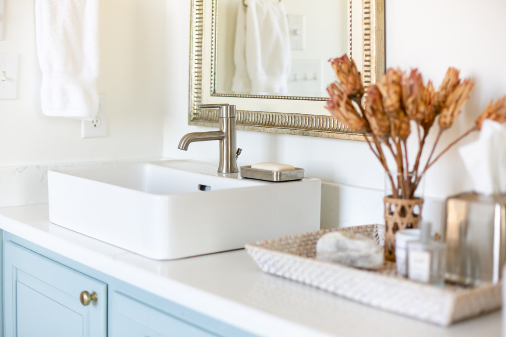 Idéer för ett stort klassiskt vit en-suite badrum, med blå skåp, ett fristående badkar, vita väggar, klinkergolv i porslin, ett fristående handfat, bänkskiva i kvartsit och vitt golv