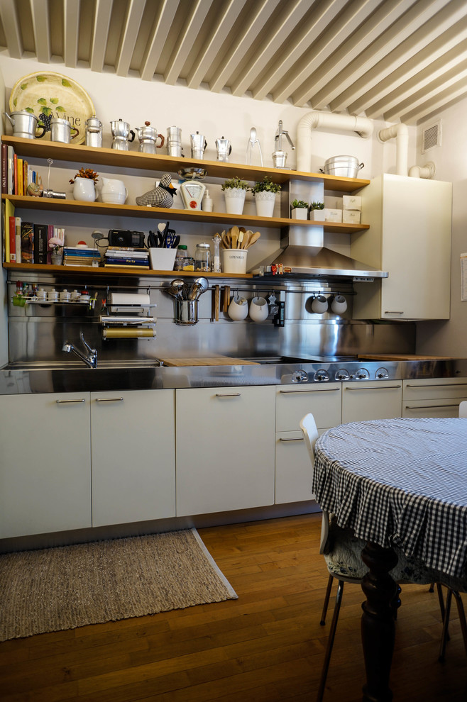 This is an example of a country kitchen in Milan.