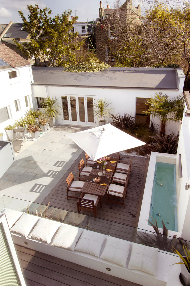 Photo of a contemporary patio in London.
