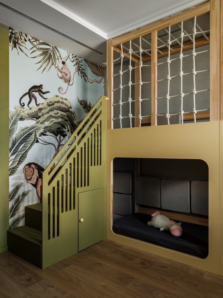 Modelo de dormitorio infantil de 4 a 10 años contemporáneo grande con paredes grises, vigas vistas y papel pintado