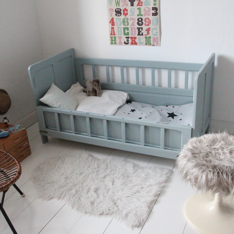 Neutrales Stilmix Kinderzimmer mit Schlafplatz und weißer Wandfarbe in Berlin