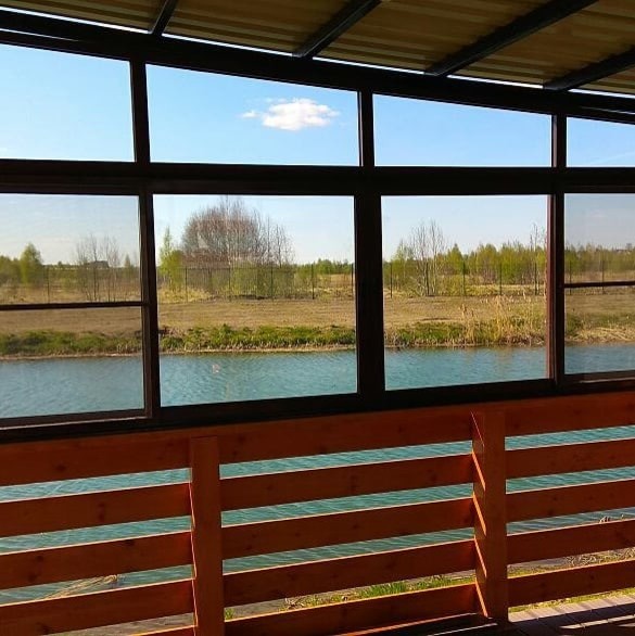 Деревянная беседка с панорамным остеклением