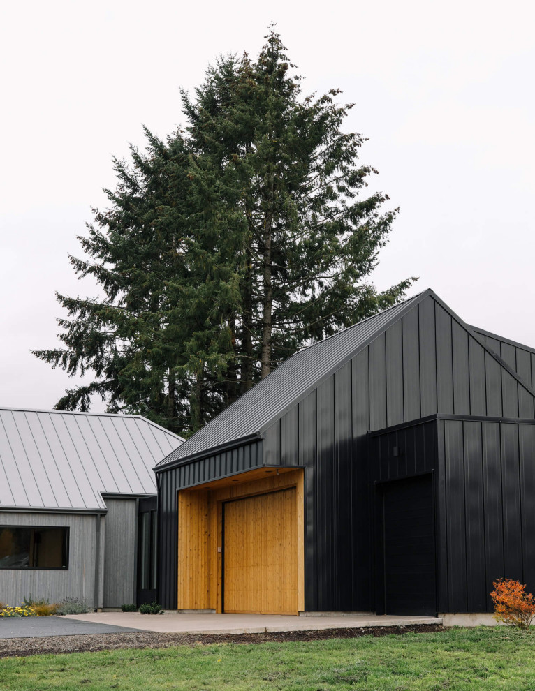 Cette photo montre une façade de maison métallique scandinave de plain-pied avec un toit en métal et un toit gris.