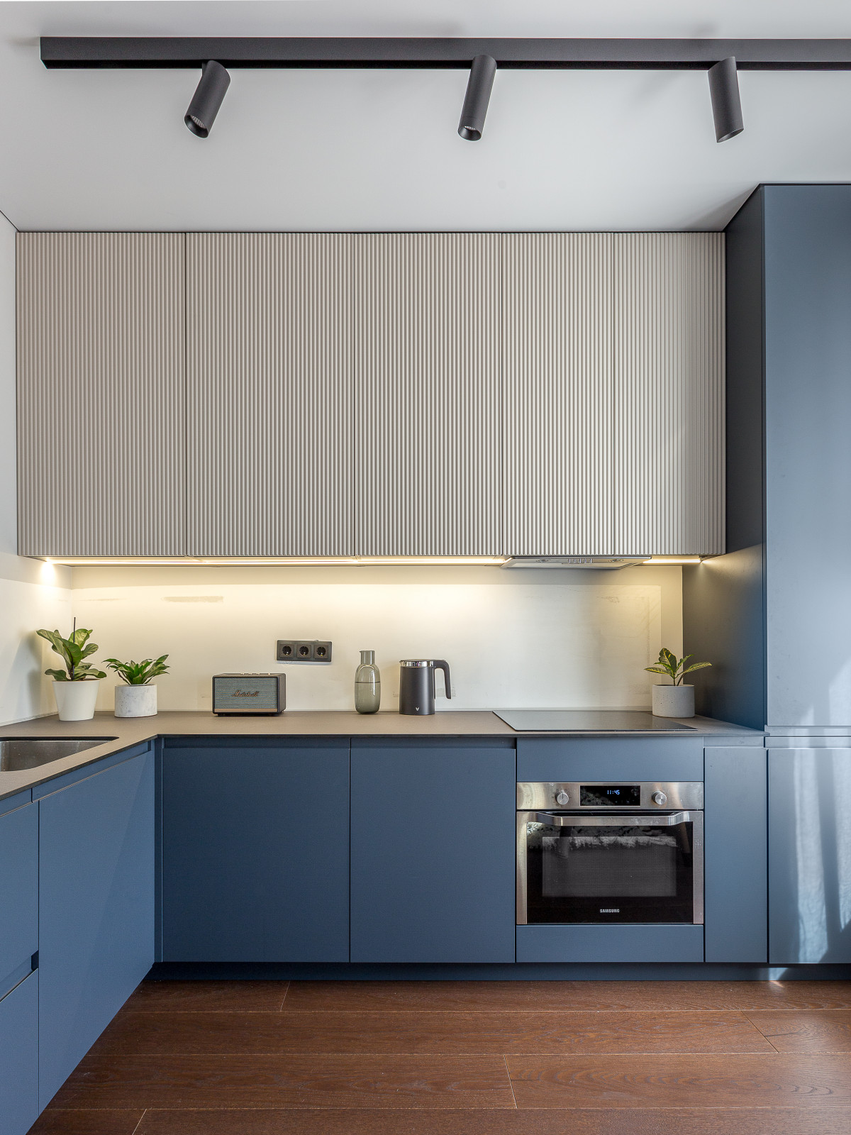 Синяя кухня и шкаф ЖК Преображение