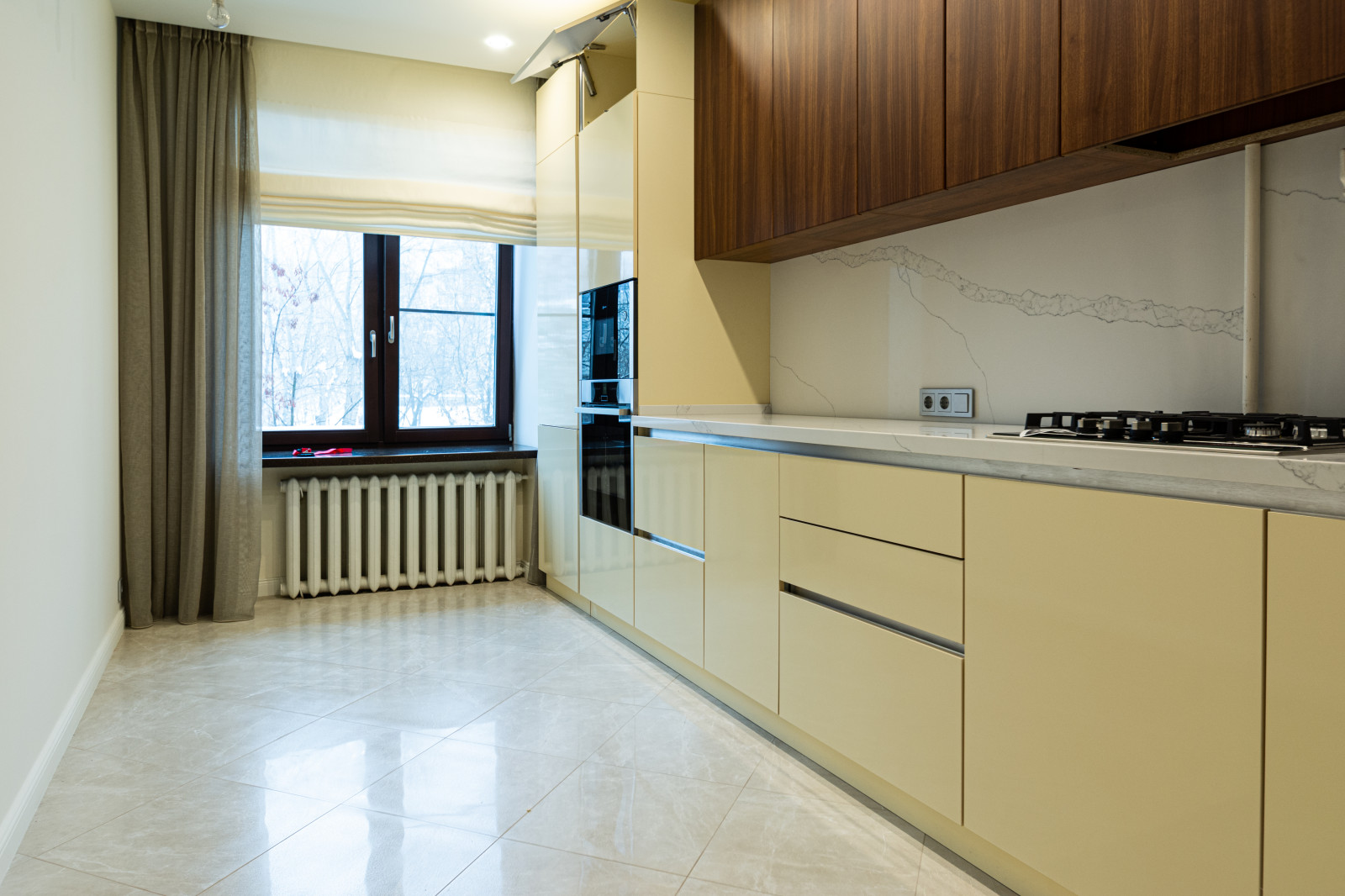 Современная кухня под потолок