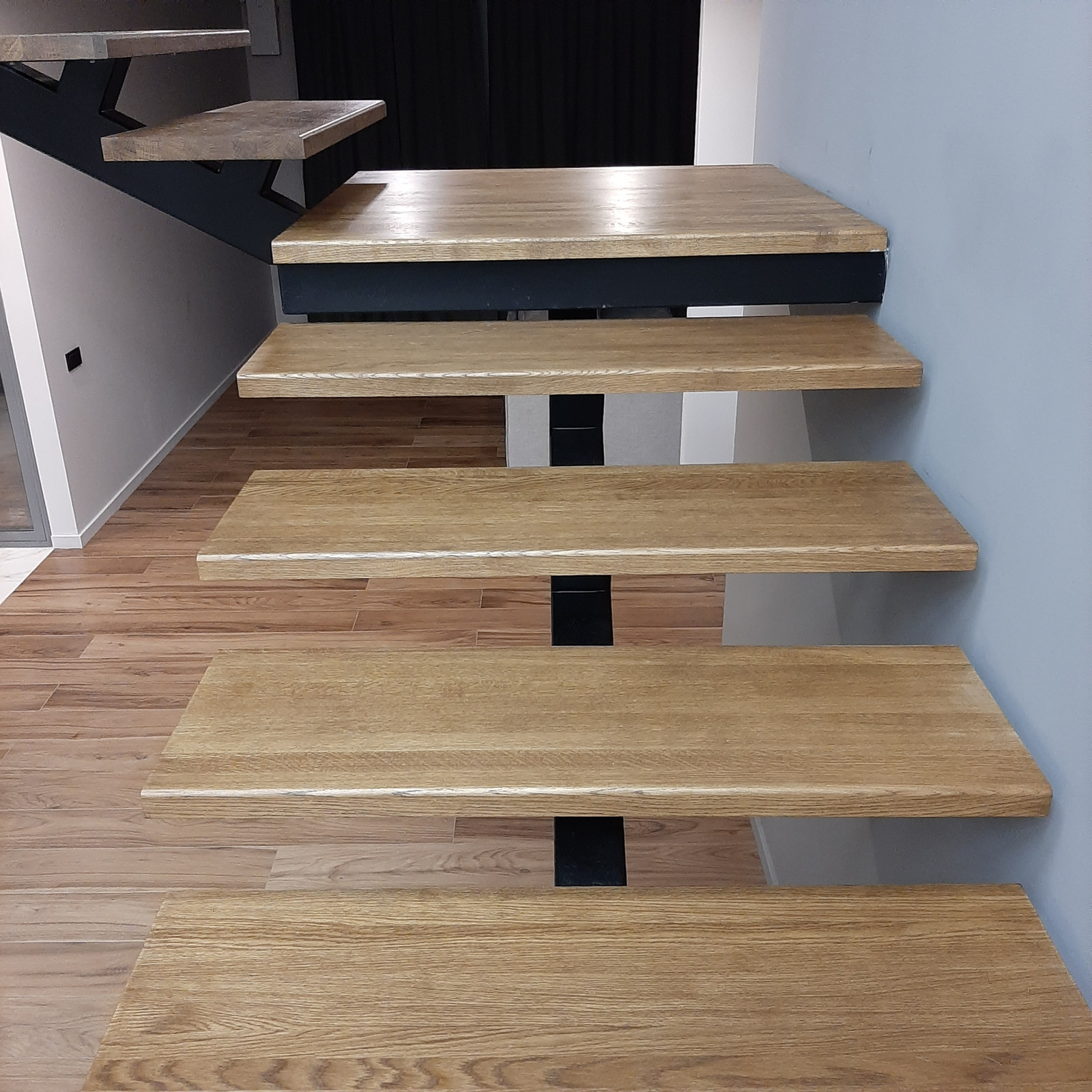 Лестница на монокосоуре с опорными столбами внутри стены из пеноблока