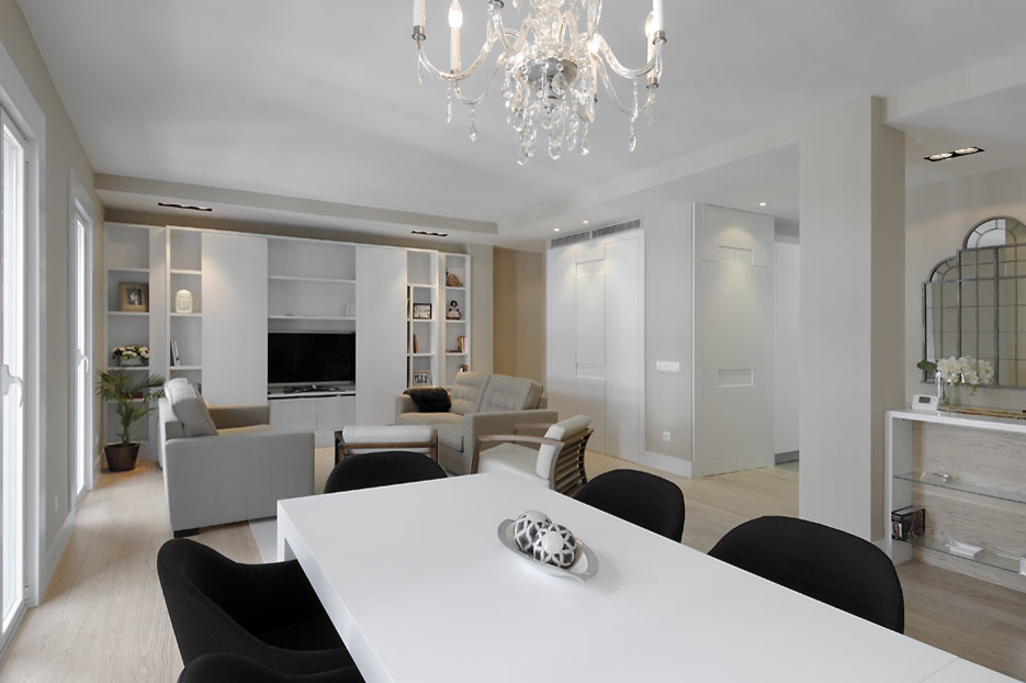 This is an example of a transitional dining room in Madrid.