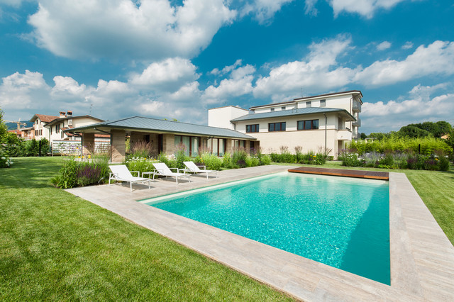 Edificio residenziale con piscina. modern-pools