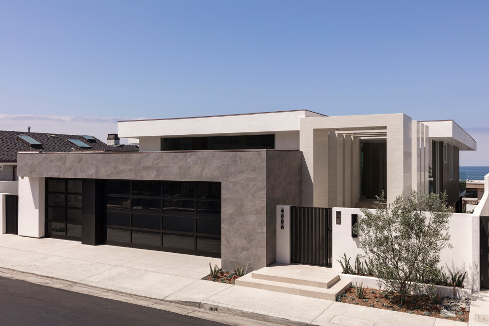 Diseño de fachada de casa blanca y gris moderna de tamaño medio de dos plantas con revestimiento de piedra, tejado plano y tejado de varios materiales
