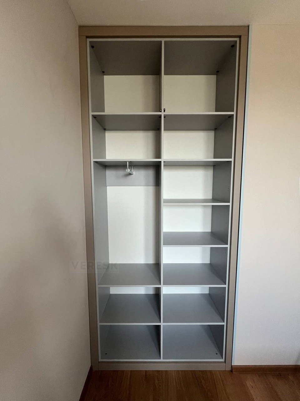 Встроенные распашные шкафы